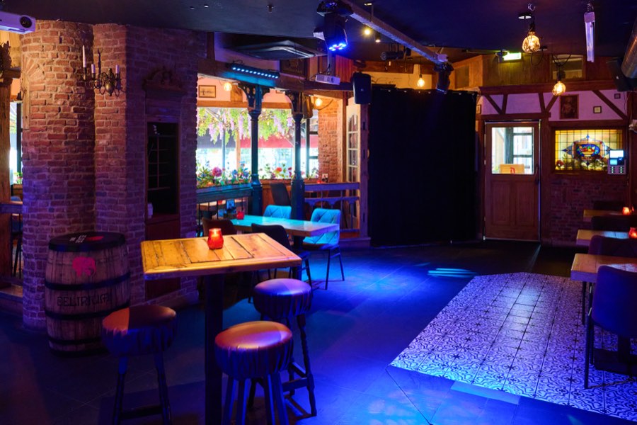 Feestzaal Oud Vrienden van The Old Pal met dansvloer en eigen bar