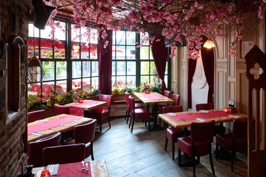 De voorkamer van The Old Pal met bloesemplafond en gedekte tafels